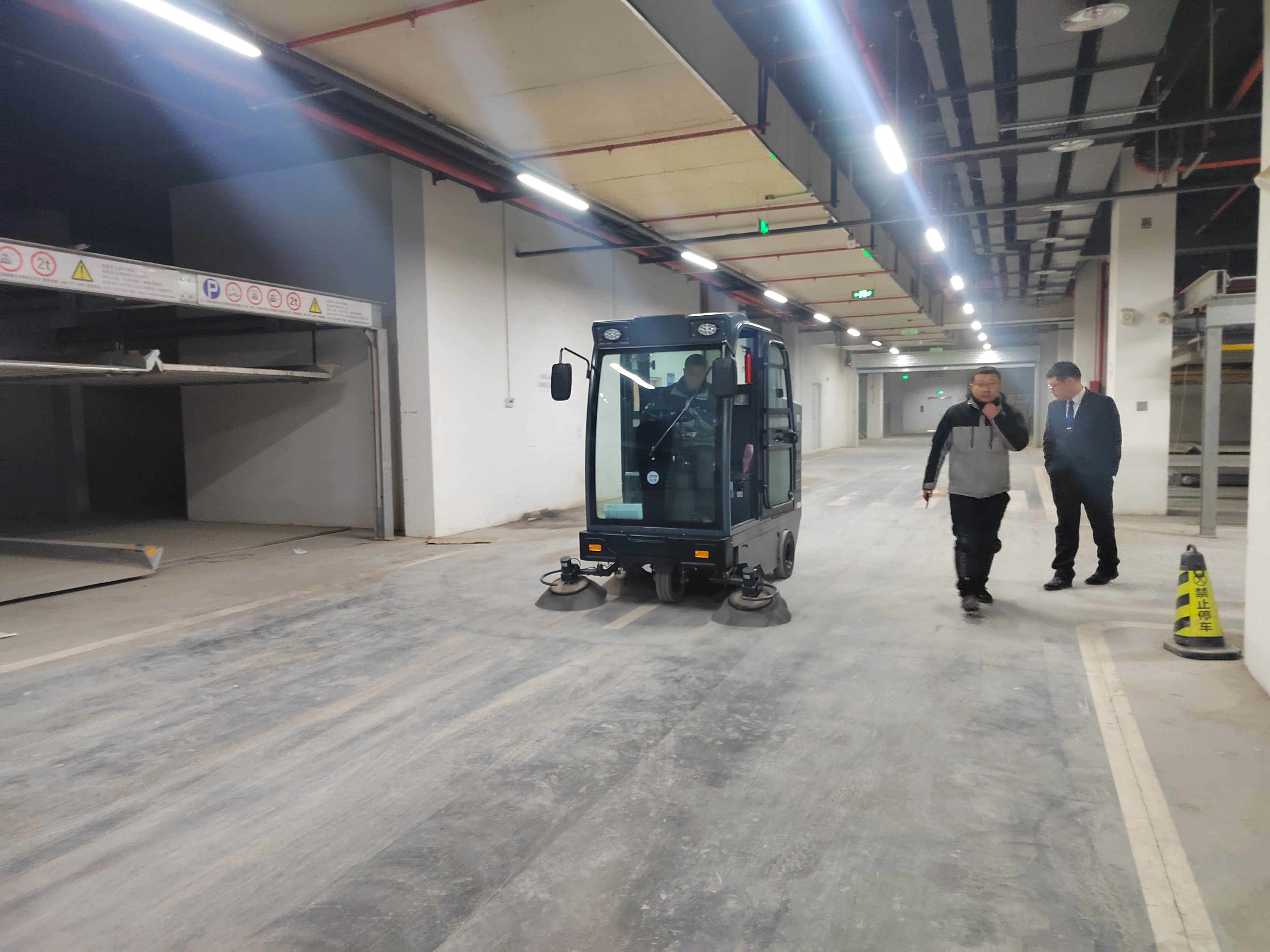 地下車庫用駕駛式掃地機