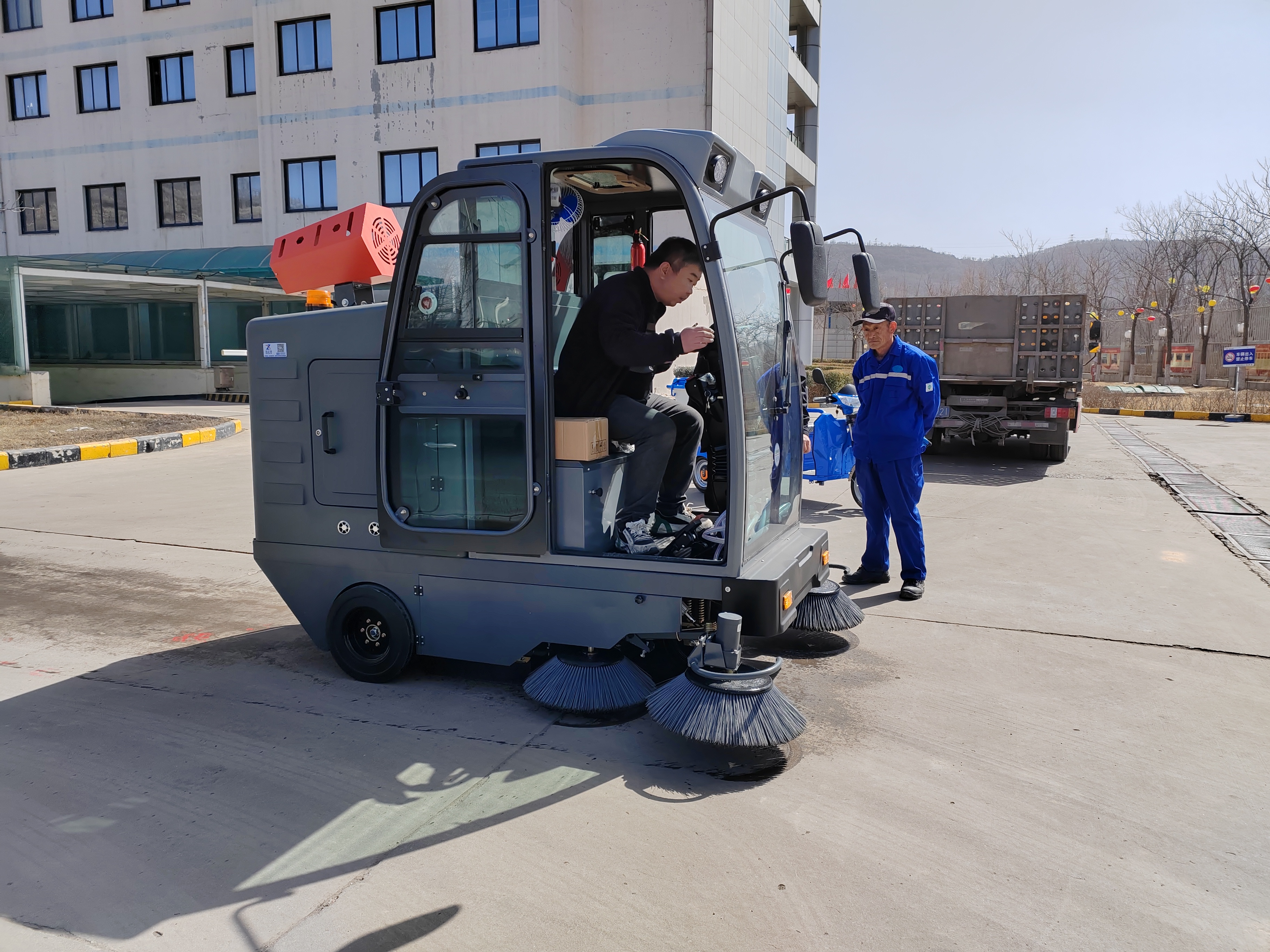 工廠用霧炮電動掃地車